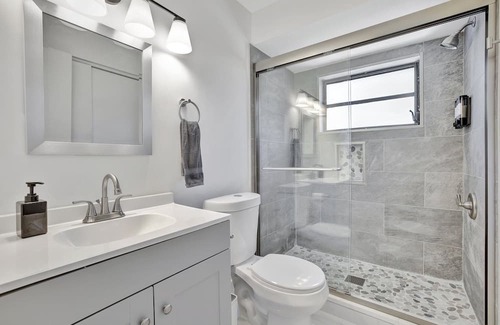 Tarpon River House | Sleek 2BR/2BA Home Near Downtown