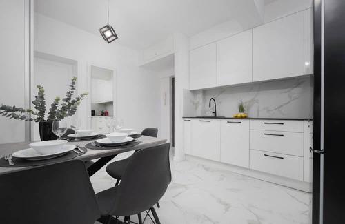 Muranow Apartment | Elegant Apartment in Warsaw by Renters