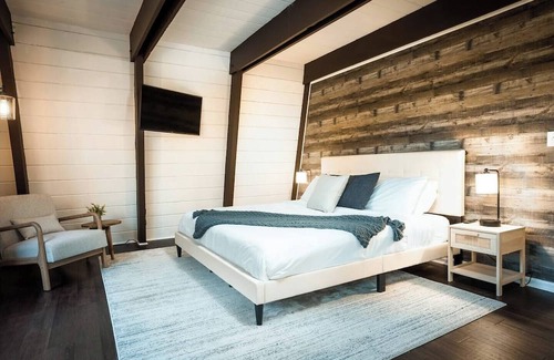Massanutten Ski Chalet | 6BR Modern Massanutten Chalet with Hot Tub, Sauna