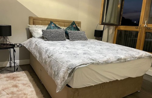 Dagenham House | The Platform - 2 Bed House + Free Parking