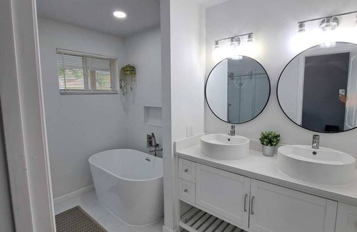 Golden Glades - The Woods Apartment | Comfortable retreat very centrally located in a quiet Neighborhood