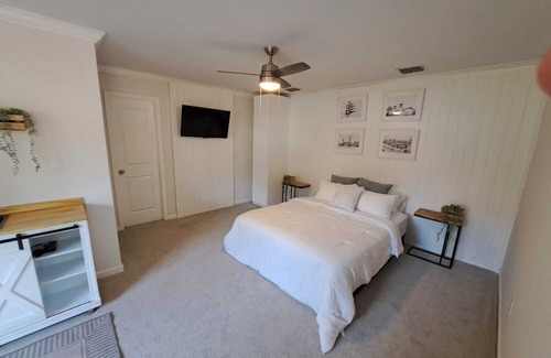 Golden Glades - The Woods Apartment | Comfortable retreat very centrally located in a quiet Neighborhood