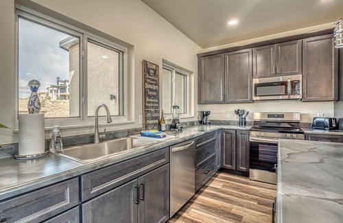 Grand Junction House | NEW! Desert Retreat Stunning Views, Near Golfing