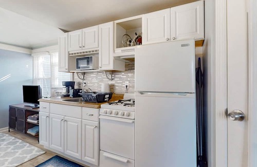 North Wildwood Cottage | Charming single-level escape with shared patio, grill, full kitchen, & AC