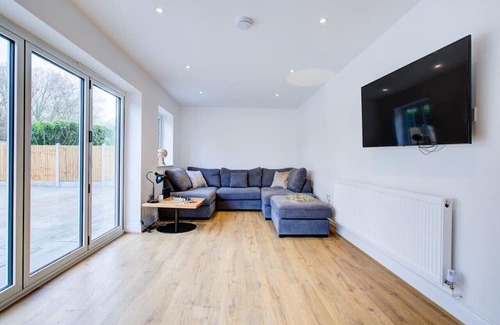 Brentwood House | Spacious Bedroom Ensuite with 2 Single Beds