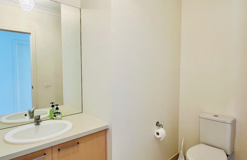 Sanctuary Lakes Villa | Point Cook Landmark Coastal Wetland Park Villa Free Parking and Wi-Fi