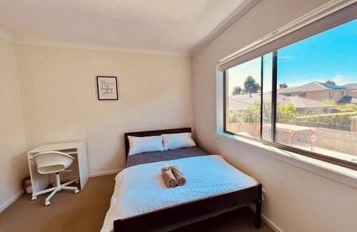 Sanctuary Lakes Villa | Point Cook Landmark Coastal Wetland Park Villa Free Parking and Wi-Fi