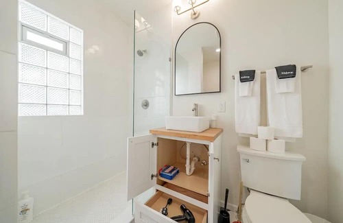 Brewers Hill House | Lavish 2BR Respite Fiser Forum Free WI-FI
