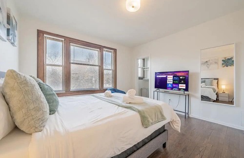 Brewers Hill House | Lavish 2BR Respite Fiser Forum Free WI-FI