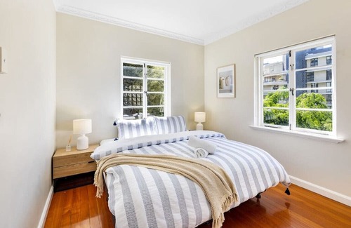 South Brisbane Apartment | European Casa Getaway with Riverview balcony