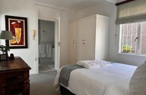 Greater Johannesburg Metropolitan Area Cottage | Beautiful Flat in the heart of Bryanston with Backup power, Wi-Fi and Netflix