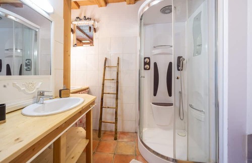 Saint-Colomban-des-Villards Apartment | Apartment 'Grand Appartement' with Mountain View, Shared Terrace and Shared Garden