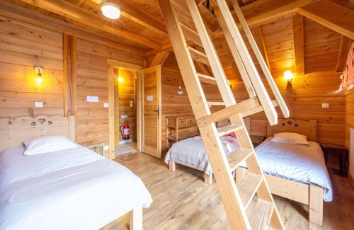 Saint-Colomban-des-Villards Apartment | Apartment 'Grand Appartement' with Mountain View, Shared Terrace and Shared Garden