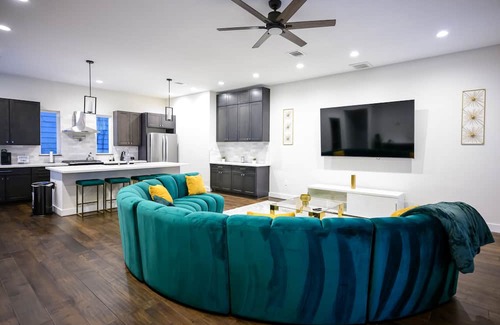 Shady Acres House | Perfect Houston getaway!! With 3 spacious bedrooms and a beautiful rooftop patio