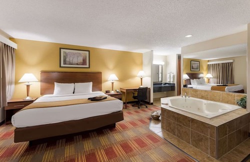 Hebron House | Affordable Hotel Stay with Complimentary Full Breakfast and Heated Pool