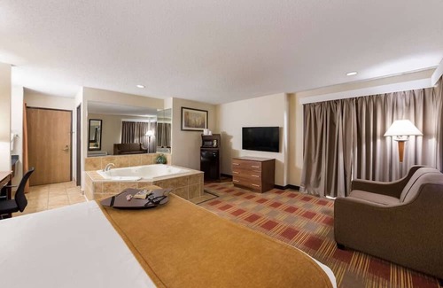 Hebron House | Affordable Hotel Stay with Complimentary Full Breakfast and Heated Pool