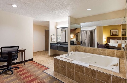 Hebron House | Affordable Hotel Stay with Complimentary Full Breakfast and Heated Pool