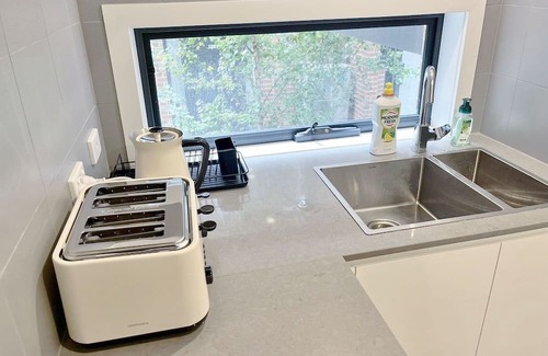 Braddon House | Cozy 2-bedroom townhome with AC and WiFi in charming Braddon