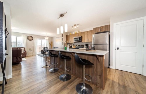 West Edmonton House | 3BDRM Home, 5min to WEM/4min to River Cree Casino