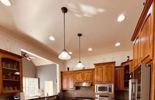 Raleigh House | Luxury home on 1.6 acre & 5 smart TVs w YouTube TV