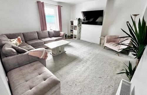 Rochdale Apartment | Inviting 2-Bed Apartment in Rochdale