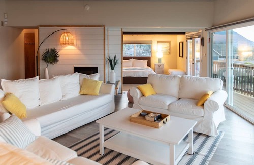 Clear Lake House | Clearlake Riviera Hideaway with a relaxing hot tub