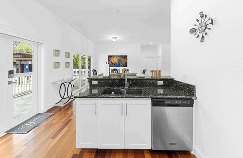 Ludlam Villa | Lake of Dreams / Pool, Jacuzzi / Table Ping Pong