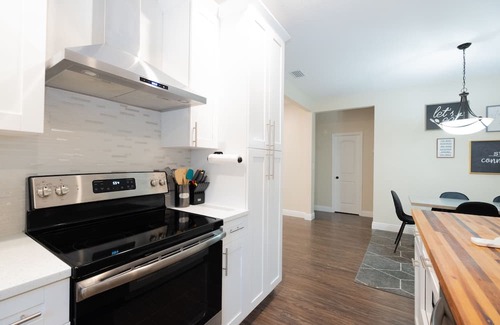 Glendale House | 9.4 Miles From Downtown Glendale