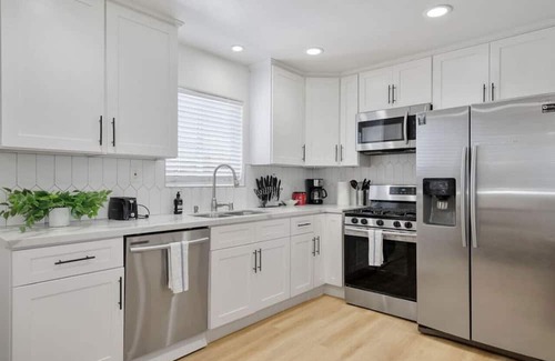 Los Angeles Apartment | Scandinavian Top Unit Apt! Game Table + Parking