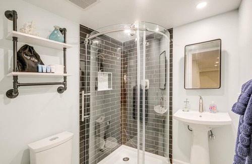 Seminary Hill House | Pet-Friendly Alexandria Escape w/ Yard: 8 Mi to DC
