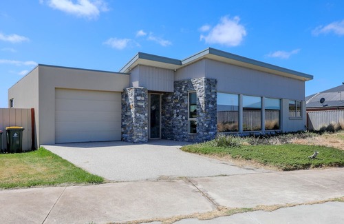 Warrnambool House | Warrnambool's 'Whale View' - FREE EV CHARGER & OUTDOOR POOL