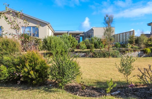 Warrnambool House | Warrnambool's 'Whale View' - FREE EV CHARGER & OUTDOOR POOL