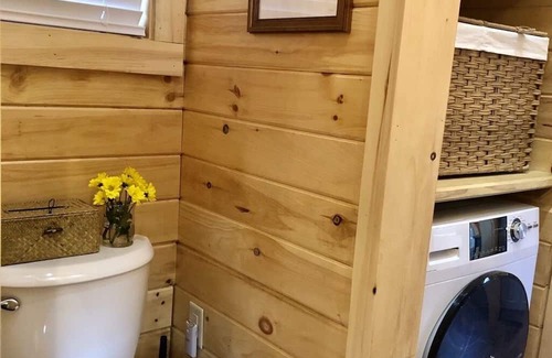 Hendersonville Cabin | Brand NEW Blue Ridge Mountain cedar log cabin, fiber internet, 25 min to AVL