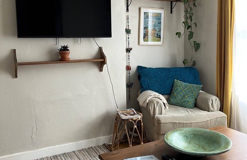 Easton House | Cottage Hideaway in Bristol with Garden