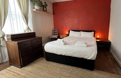 Easton House | Cottage Hideaway in Bristol with Garden