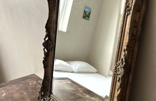 Easton House | Cottage Hideaway in Bristol with Garden