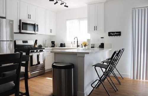 Palms Apartment | ☆ Gem Apt. in Culver City ☆ Nearby Restaurants, Hotels, Parks, Beach and MORE!