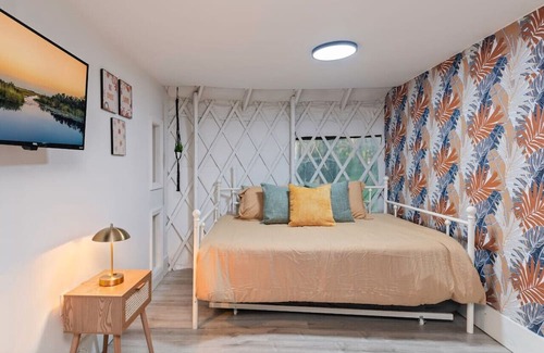 Kissimmee RV Rental | Unique YURT w/Hammock + Games + 21 mi to Disney!