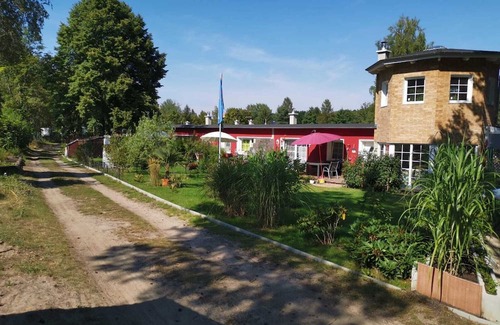 Joachimsthal House | Holiday Home 'Bungalow Lila 2 Schlafzimmer' with Private Terrace, Shared Garden and Wi-Fi