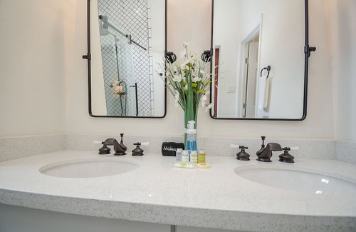 San Jacinto House | Zimmermannshaus, Coastal Charmer, Walk to Beach