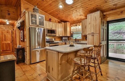Ellijay Cabin | Escape to the Goldfinch Cottage. A haven where relaxation meets natural beauty.