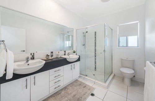 Alexandra Headland House | Retreat in the Heart of Alex - 3BR sleeps 11, Pool