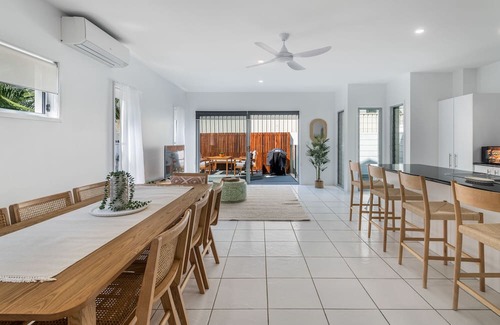 Alexandra Headland House | Retreat in the Heart of Alex - 3BR sleeps 11, Pool
