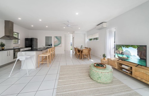 Alexandra Headland House | Retreat in the Heart of Alex - 3BR sleeps 11, Pool