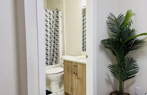 Calgary House | Airport Oasis: Stylish 1-BR Suite with Memory Foam King Bed, Private Bath