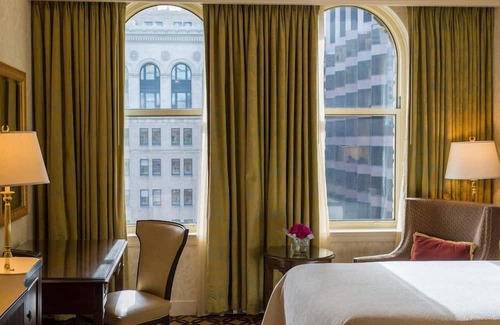 Financial District House | King Room at a 4.5⭐️ Hotel