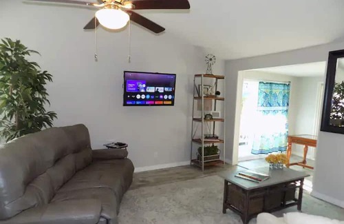 Ridge Wood Heights Cottage | Perfect gateway- Just steps from the beach!