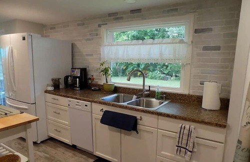 Ridge Wood Heights Cottage | Perfect gateway- Just steps from the beach!