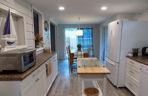 Ridge Wood Heights Cottage | Perfect gateway- Just steps from the beach!