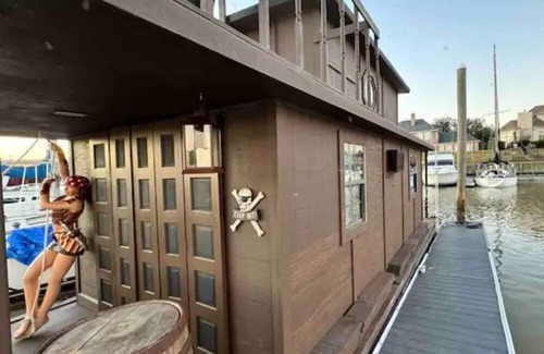 Clear Lake Shores Boat Rental | The Pirate Paradise